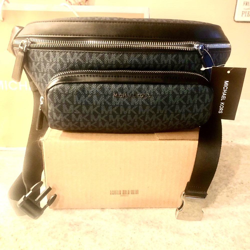 Micheal Kors Large Fanny Pack - Picture 3 of 10